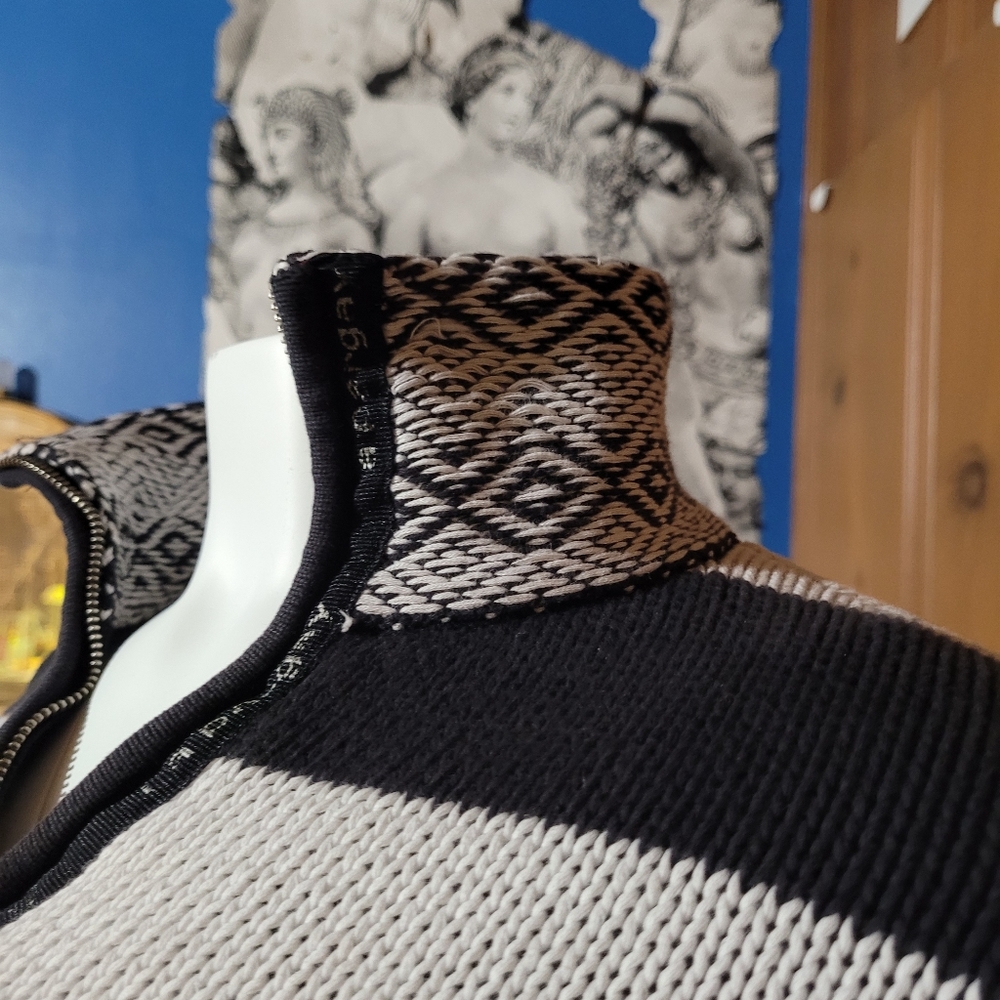 Sweater - Picture 6 of 12